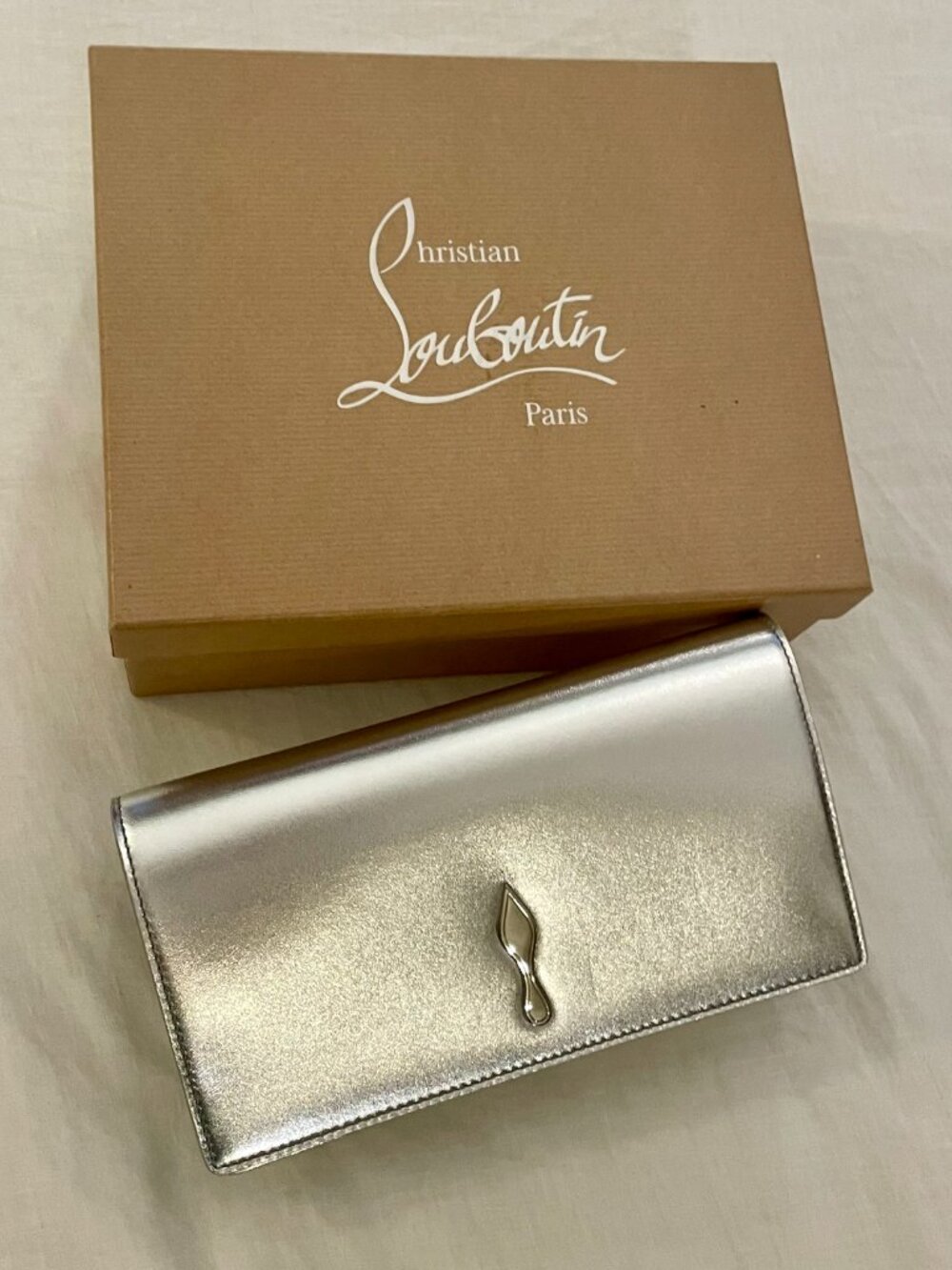 Christian Louboutin Bettina Clutch Bag in Laminated Nappa Leather - Picture 4 of 15